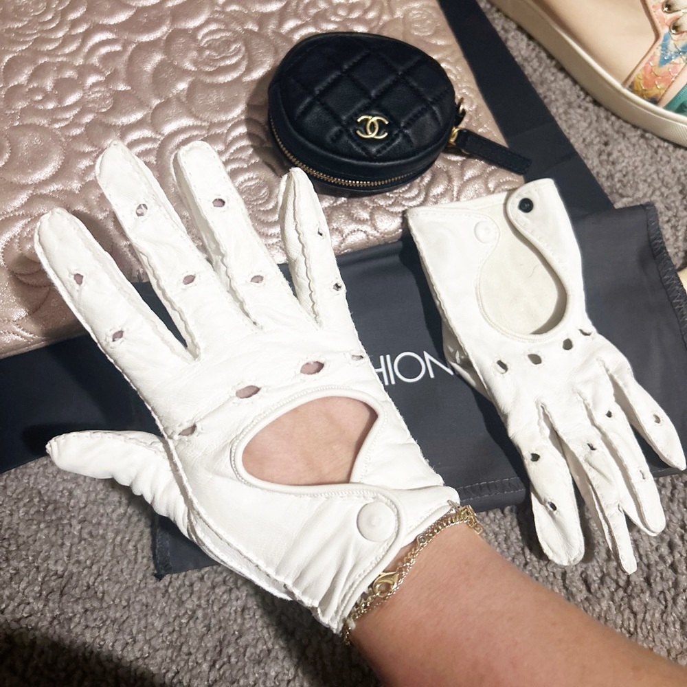 Authentic Bottega Veneta White Lambskin Leather Driving Gloves
